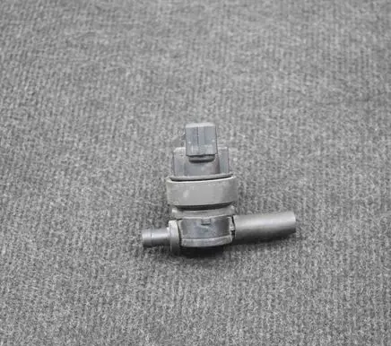 Engine mount vacuum valve