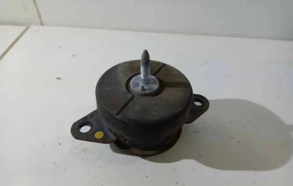 Nissan Leaf II (ZE1) Engine mount bracket