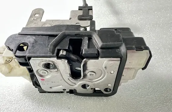 Volvo V40 Front door lock 31391825 933380106 140311A064156