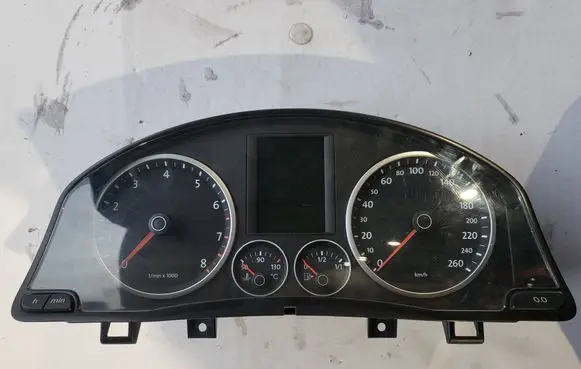 Volkswagen Tiguan Speedometer (instrument cluster) 5N0920870C