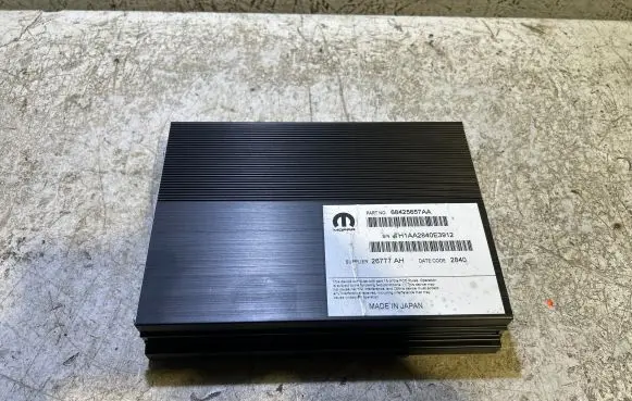 Dodge Challenger Sound amplifier 68425657AA 26777AH TH1AA2840E3912