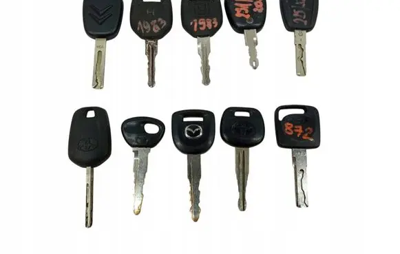 Mazda 323 F Ignition key/card