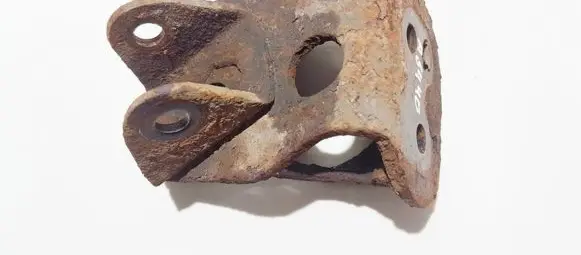 Engine mounting bracket