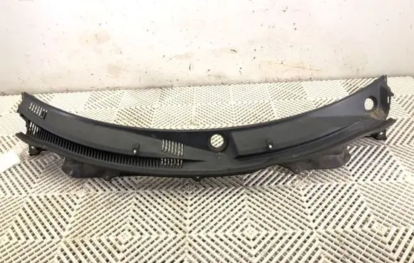 Suzuki Swift II Wiper trim 72375-68L1