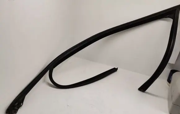 BMW X5M F85 Rubber seal front door window/glass 