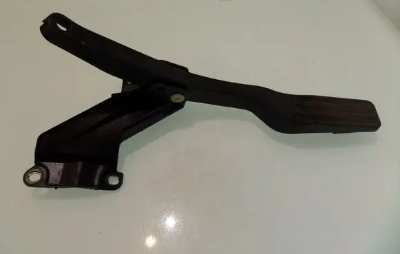 Ford Mondeo Mk III Accelerator throttle pedal 1S719P732CC