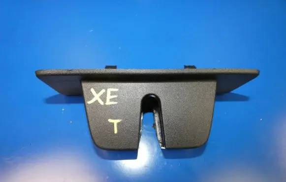 Jaguar XE Tailgate/boot lid lock trim 