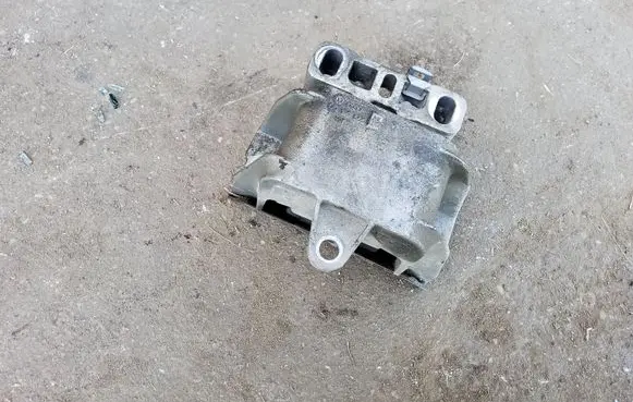 Skoda Octavia Mk1 (1U) Engine mount bracket