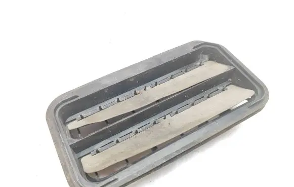 Quarter panel pressure vent