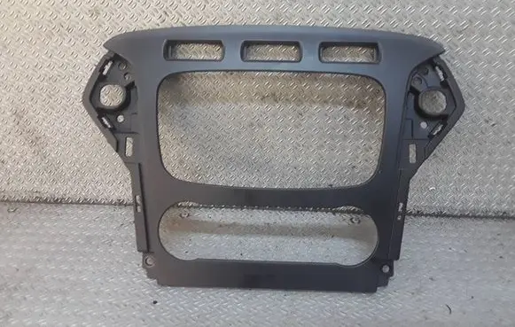 Ford Mondeo MK IV Radio/GPS head unit trim BS7118522 3100565B