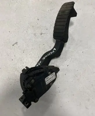 Accelerator throttle pedal