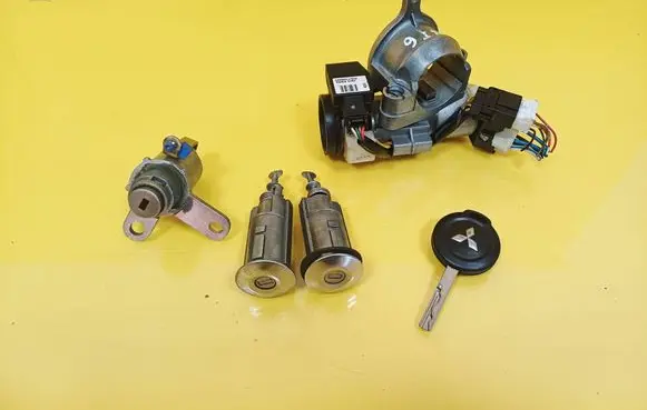 Mitsubishi Colt Ignition lock 5WK45107 MR587813