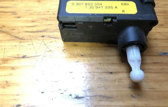 Headlight level adjustment motor