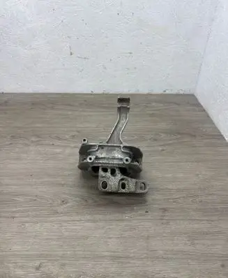 Volkswagen Golf VII Engine mount bracket 