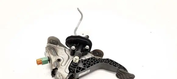 Nissan Qashqai J12 Clutch pedal 465036UA5D