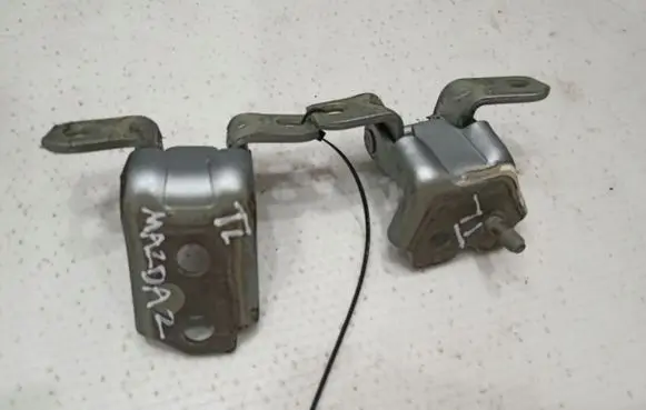 Mazda 2 Loading door hinge set 5566971
