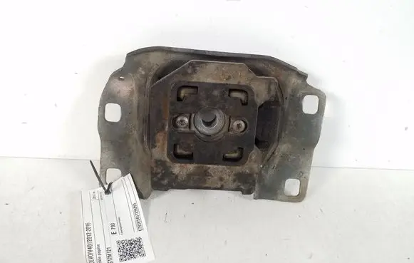 Volvo V40 Engine mount bracket V617M121