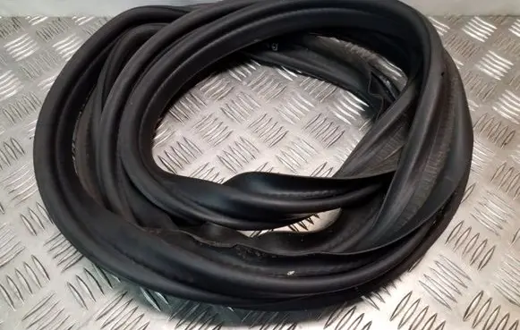 Mercedes-Benz E W212 Trunk rubber seal (body) 