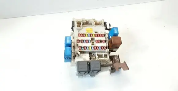 Nissan Primera Fuse module 24350AV700