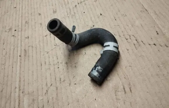 Chrysler Town & Country V Engine coolant pipe/hose