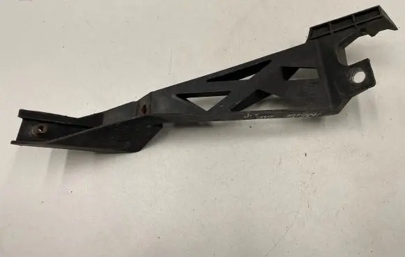 Front bumper mounting bracket