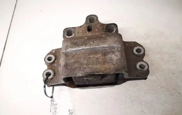 Volkswagen PASSAT B6 Engine mount bracket 3z0199555