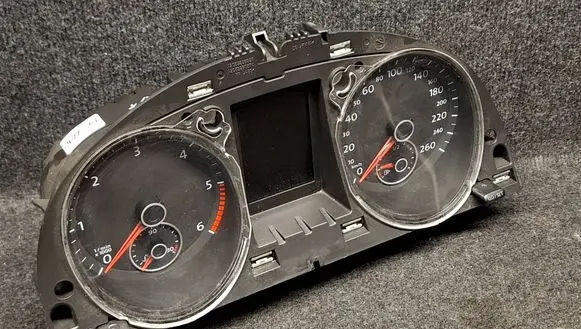 Volkswagen PASSAT B7 Speedometer (instrument cluster) 3AA920880C