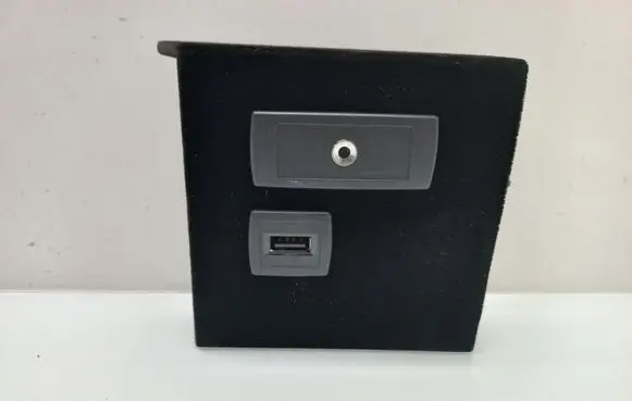 Mercedes-Benz E W212 USB socket connector A2128210911