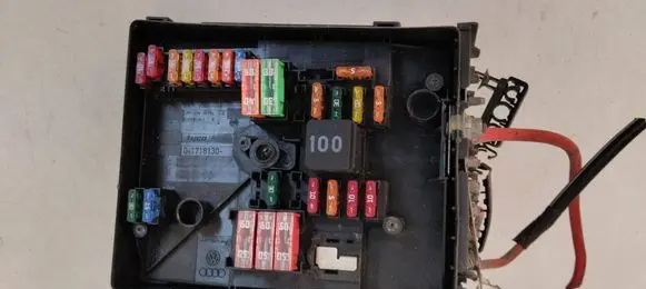 Volkswagen Golf VI Fuse box set 1718130