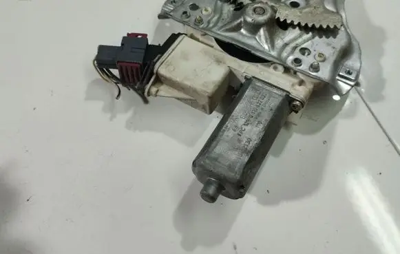 Toyota Corolla E120 E130 Front door window regulator motor 0130822032