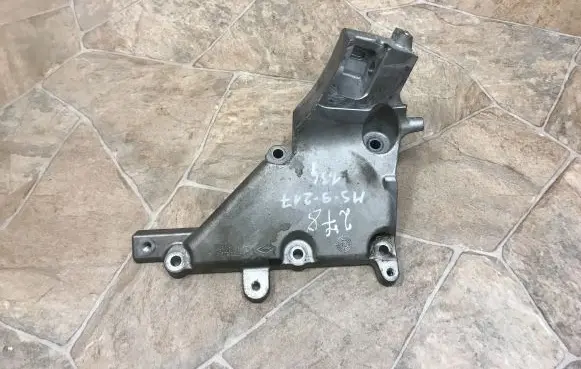 Mercedes-Benz CLS C218 X218 Engine mounting bracket A2782236104