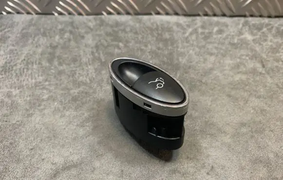 Mercedes-Benz E W211 Tailgate/boot open switch button A2118210379