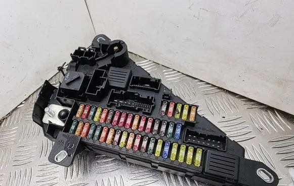 BMW 5 E60 E61 Fuse module 9138830