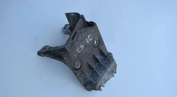 Audi A8 S8 D3 4E Engine mounting bracket 057130147R