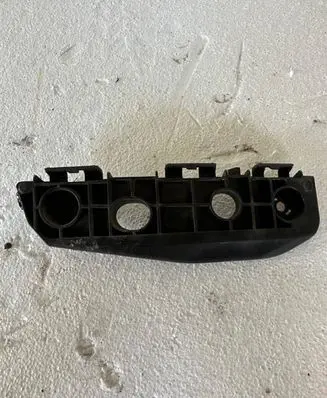 Toyota Verso Fender mounting bracket