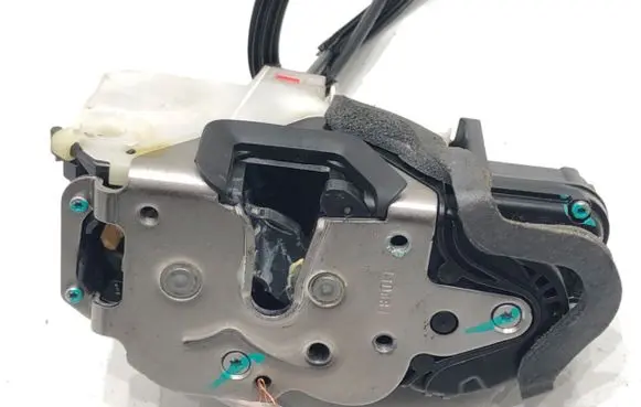 Chevrolet Orlando Front door lock 13578277