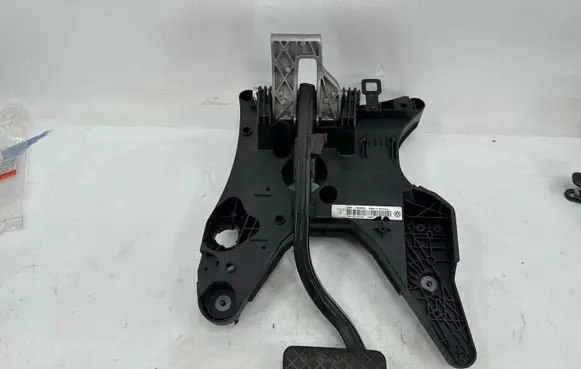 Volkswagen Touareg II Brake pedal 7P0723142