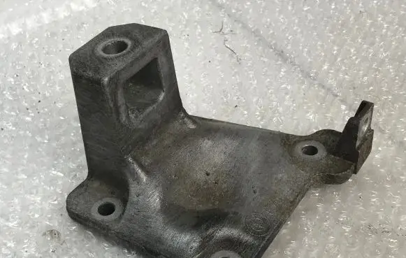 BMW 5 E39 Engine mounting bracket 6751226