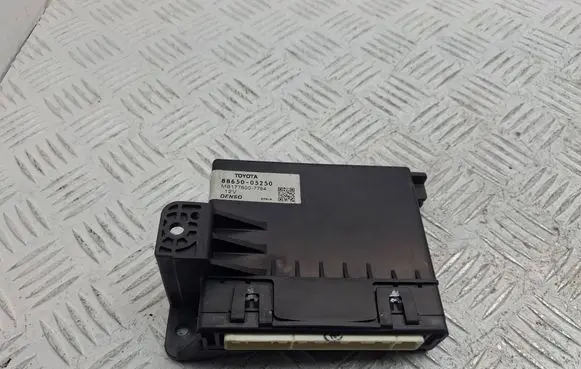 Toyota Avensis T270 Air conditioning/heating control unit MB1776007784 8865005250
