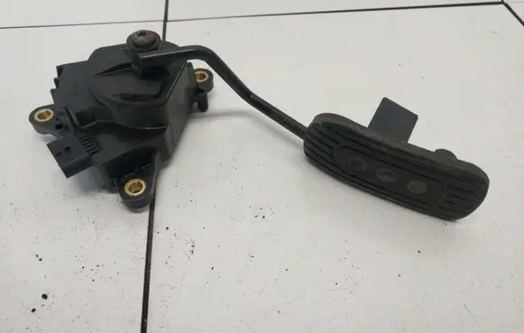Nissan Micra Accelerator throttle pedal 18002AX700