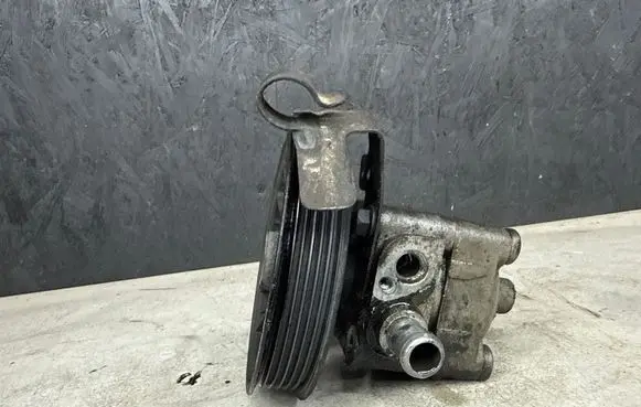 Volvo S80 Power steering pump 30665100