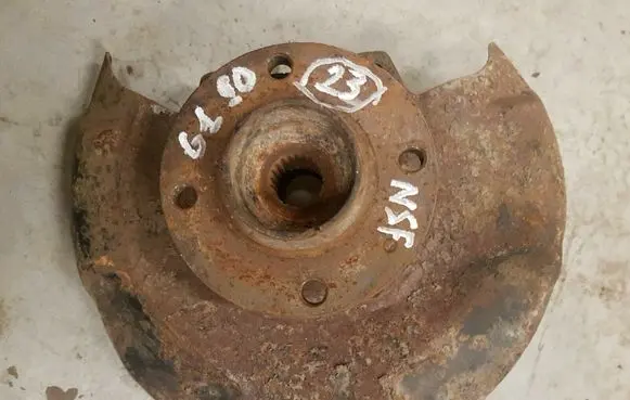 Volkswagen Golf I Front wheel hub 171407255A