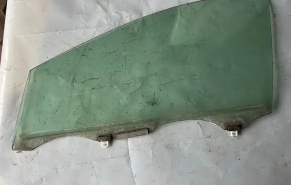 Toyota Prius (NHW20) Front door window glass four-door 