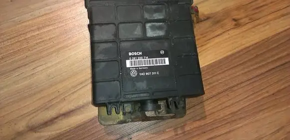 Volkswagen Golf III Engine control unit/module 0261200714 1HO907311C