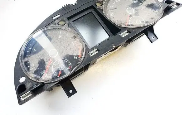 Volkswagen PASSAT B7 Speedometer (instrument cluster) 3aa920870d