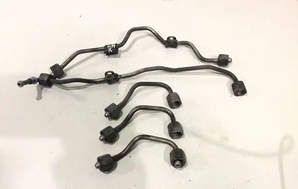 Fuel injector supply line/pipe