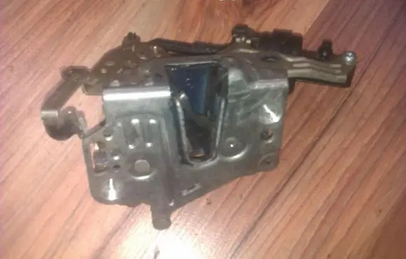 Mercedes-Benz C W202 Rear door lock 2027300535