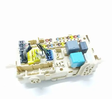 Toyota Avensis T250 Fuse module 82641CA010F 3500566980 05211904064801