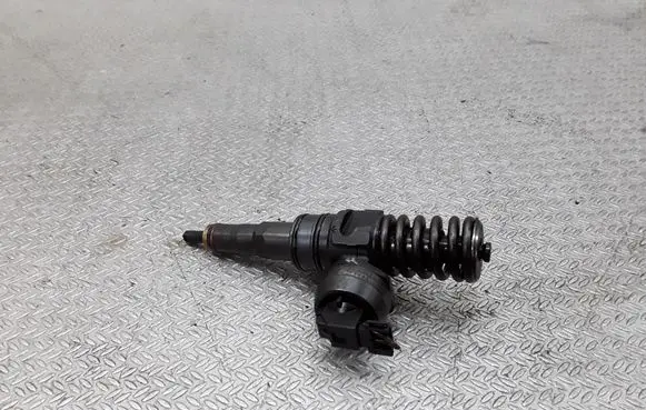 Volkswagen Golf IV Fuel injector 038130073AQ