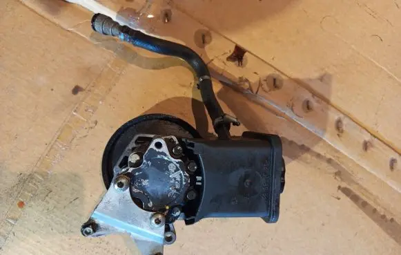 BMW 5 E39 Power steering pump 2247599 7691340172